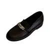 Otoño 2026 Nuevo Estilo Británico Moda Casual Zapatos Pequeños de Cuero Hebilla Metálica Tacón Bajo Zapatos Individuales para Mujer