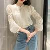 Moda Feminina 2026 Retrô Francês Camisa Branca de Renda com Manga Longa e Design Jacquard Vazado, Top Elegante