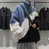 Jaqueta de lã de cordeiro masculina para outono e inverno, estilo Hong Kong, moderna, versátil, caimento solto, estilosa, color-blocking, gola alta, casaco de algodão casual