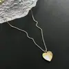 Collar de amor hueco de acero de titanio resistente a la decoloración para mujer, colgante de amor con diseño de nicho de lujo ligero, cadena de clavícula de temperamento versátil