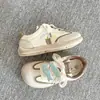 Zapatillas de Oso de Moda Famosas en Internet para Mujer, Otoño 2026 Nuevas Zapatillas de Entrenamiento Alemanas de Suela Blanda, Zapatos Blancos Versátiles Ligeros Acolchados