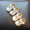 Zapatos de Princesa Plateados de Cuero para Bebé Niña Estilo Nuevo Primavera 2026 Suela Suave Antideslizantes Zapatos para Niños Pequeños Moño de Encaje Zapatos para Bebés y Niños Pequeños
