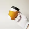 Cubierta de taza de cuero PU con orejas taza de acero inoxidable taza térmica cubierta de taza anti-quemaduras anti-congelación diseño de cubierta de taza de cuero corrugado venta al por mayor