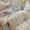 Conjunto de cuatro piezas de algodón acolchado estilo coreano para niña, con un diseño fresco y delicado de encaje francés, perfecto para el calor de otoño e invierno, y hecho con suave tela de terciopelo de leche