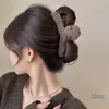 Pinza de garra de felpa floral grande para cabello grueso, pinza de pelo tejida de alta gama para otoño e invierno, nuevo pinza de tiburón 2026 accesorio para el cabello para mujer