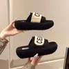 Chinelos com Velcro e Sola Grossa para Mulheres 2025 Novo Verão Uso Externo Sandálias Tendência com Letras e Sensação de Cocô Sandálias de Praia