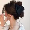 Novo prendedor de cabelo triangular de tecido estilo coreano 2026 para mulheres, projetado para prender o cabelo firmemente na parte de trás da cabeça, evitando que ele caia; um acessório de cabelo tipo pinça tubarão