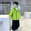 Roupa de Outono para Meninos 2026 Novo Estilo Jaqueta de Trekking Infantil Tamanhos Médio e Grande Corta-vento de Outono Infantil Lindo Estiloso Estilo de Outono