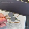Pulseira T dupla de alta qualidade para mulheres, totalmente cravejada com diamantes, feita de madrepérola branca natural, superfície lisa, acabamento de precisão CNC, luxo leve, versátil, disponível para atacado de transmissões ao vivo