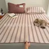 Juego de Tres Piezas de Esterilla Refrigerante de Seda de Hielo con Brillo Acuático y Rayas de Estilo Mixto Minimalista para Dormitorio de Verano, Esterilla Lavable con Aire Acondicionado