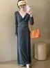 Nova coleção outono e inverno: suéter de tricô feminino com decote V e design torcido em X, apresentando um visual elegante estilo francês, acabamento em renda festonada e uma silhueta slim fit que valoriza a figura.