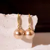Ganchos de Oreja Elegantes de Estilo Francés con Microincrustaciones y Perlas Color Champán, Pendientes Suaves y Sofisticados con un Toque de Lujo, Accesorios Artísticos Retro para las Orejas