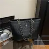 Bolsa feminina moderna e estilosa, estilo retrô, casual, de cor sólida, com grande capacidade e design personalizado para o verão de 2025.
