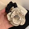 Nueva Moda Sencilla Anillo para el Cabello de Flor de Rosa Todo-partido Cuerda para Coleta Alta para el Cabello Accesorios para la Cabeza de Alto Valor para Mujer Todo-partido Camelia