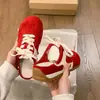 Chinelos Baotou Femininos para Uso Externo 2026 Novo Outono Super Quentes Brancos Agande Tênis de Treino Sandálias Slip-On do Homem Preguiçoso