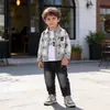 Conjunto de Roupa para Meninos Primavera e Outono 2026 Nova Roupa Infantil Estilo Outono Bebê Elegante Cardigã Manga Longa Conjunto de Três Peças Moderno