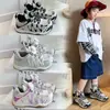 Zapatos infantiles de bloques de color retro con diseño de malla de pata de gato, zapatos casuales 2026 para niños y niñas, zapatillas escolares transpirables y de moda