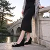 Sapatos Femininos de Salto Alto Baixo Tamanho Grande Elegantes com Fivela de Strass 2026 Novos Versáteis Bico Fino Salto Bloco Trabalho Sapato Único