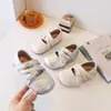 Elegantes zapatos Mary Jane de cuero con correa cruzada estilo coreano para niñas, nuevo modelo primavera y otoño 2026, versátiles zapatos de princesa de suela blanda para niños mayores