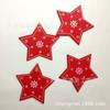 Serie navideña pintada de rojo, colgante de dibujos animados navideños de madera para hacer tú mismo, paquete de 10 con 10 cuerdas de cáñamo