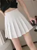 Saia plissada de cintura alta em estoque, saia curta feminina, saia de outono, estilo preppy, versão coreana, cor sólida, saia evasê anti-exposição, atacado