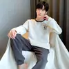 Pijama de invierno para hombre en stock, estilo nuevo, pijama acolchado de algodón al aire, casual, alta calidad, manga larga, adecuado para usar afuera como ropa de estar.