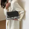 Bolsas Yuezi 2026 Verão Nova Bolsa de Mão Elegante e na Moda, Bolsa de Ombro Transversal Texturizada, Bolsa Quadrada Pequena Versátil