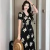 Elegante Vestido Floral de Moda Estilo Francés con Cuello en V Ceñido a la Cintura Adelgazante 2026 Nuevo Vestido Retro Elegante de Moda