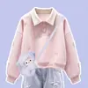 Conjunto Feminino Estilo College Primavera/Outono 2026: Conjunto de Duas Peças: Top com Gola Polo e Laço e Calça Jeans com Estampa de Estrelas