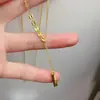 Acero de titanio D Fu mismo estilo seguro señal de la suerte firmada pequeña raya dorada borla nariz de cerdo colgante temperamento collar para novias