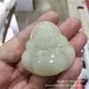 Venta al por mayor de fábrica imitación Jade Hetian Lago verde Buda colgante Mongolia Exterior Jade Blanco Maitreya Buda sonriente boca verde amarilla colgante de jade