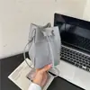 Bolso pequeño de diseño único para mujer, nuevo y moderno bolso cubo tejido a mano de alta gama 2026, bolso cruzado versátil de Instagram