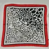 Pañuelo cuadrado estampado de leopardo bufanda coreana femenina de seda versátil pañuelo para el pelo bufanda retro flor de anacardo pañuelo cuadrado pequeño venta al por mayor