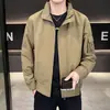 Chaqueta de Trabajo con Cuello Alto para Hombre, Primavera 2026, Corte Holgado, Elegante Chaqueta para Exteriores, Chaqueta Versátil de Color Sólido Simple con Parches para Hombre