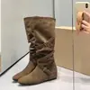 Versión de cuero suave, aumento de altura de 6 cm ~ Botas de media pantorrilla con cordones de gamuza, punta redonda estilo coreano, suela plana, para mujer, otoño/invierno, con hebilla, retro