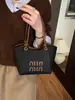 Bolso Pequeño Exquisito Versátil para Mujer 2026 Nuevo Invierno Nicho Retro Bolso de Mano Simple para Viajar Bolso Cruzado