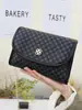 Bolso de Mujer para Comercio Exterior Transfronterizo, Bolso Cuadrado Pequeño con Estampado de Trébol de Cuatro Hojas Retro, Moderno, Fresco y Dulce, Bolso Cruzado con Cadena Metálica para Mujer