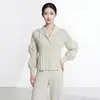 Venta al por mayor de ropa de mujer de alta gama en Shenzhen Nanyou: Cárdigan plisado estilo Issey Miyake con un look sofisticado, cuello camisero, mangas largas, corte holgado, chaqueta versátil