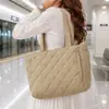 A nova bolsa tote clássica com padrão de diamante da Runhui é uma bolsa de laptop de grande capacidade para o dia a dia e uma bolsa de mão estilosa para viagens.