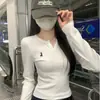 Camiseta Elegante Manga Longa Decote V Estilo Coreano para Mulheres Primavera & Outono 2025 Simples Design Bordado Versátil Top Curto
