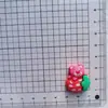 Accesorios de resina DIY oso fresa de dibujos animados joyería pequeña pegamento de crema material para carcasa de teléfono móvil parche para pasador accesorios para zapatos y sombreros