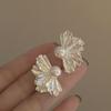 Pendientes de perlas con flores plisadas de aguja plateada de estilo francés, sencillos y elegantes, combinables con todo, ligeros y lujosos, de alta gama para mujer.