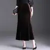 Saia de veludo dourado elegante estilo sereia para mulheres, nova saia lápis de cintura alta para outono e inverno de 2026, saia de comprimento médio que abraça o quadril