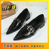 Zapatos negros versátiles de cuero suave con punta fina 2026 elegantes zapatos nuevos de cuero retro francés con correa de hebilla metálica para el uso diario de mujer