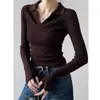 Elegante suéter de malha com gola polo na cor café para mulheres, super estiloso e com caimento justo, perfeito para outono e inverno, com gola virada.