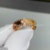 Anillo de Flor de Kaleidoscopio de Trébol de Cuatro Hojas de Gama Alta para Mujer, Anillo Firma Grueso Chapado en Oro Rosa de 18 Quilates, Finamente Elaborado con Diseño Incrustado a Mano