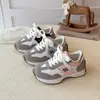 Nuevas Zapatillas Blancas para Niñas 2026 Mariposa Papá Shoes, Malla Transpirable Suela Suave Antideslizantes para Niños Mayores