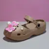 Zuecos de ballet de tacón alto con flor roja grande y hebilla al por mayor, zuecos para mujer de estilo suave con mariposa rosa y flor de perla, antideslizantes