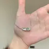 Joia de Luxo Leve Pequena Alto Valor Estético Colar Pingente Pena Banhado a Prata Escovada Cravejado de Diamantes Corrente para Clavícula Elegante Versátil Simples e Delicado