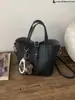 Bolso de mano de cubo estilo nuevo para invierno 2025, bolso cesta elegante de gran capacidad, bolso de hombro cruzado retro personalizado